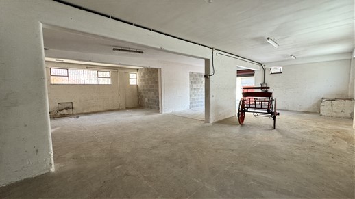 P  R  E  Z  Z  O     R  I  B  A  S  S  A  T  O  -  Locale Deposito con Spazio Esterno Privato